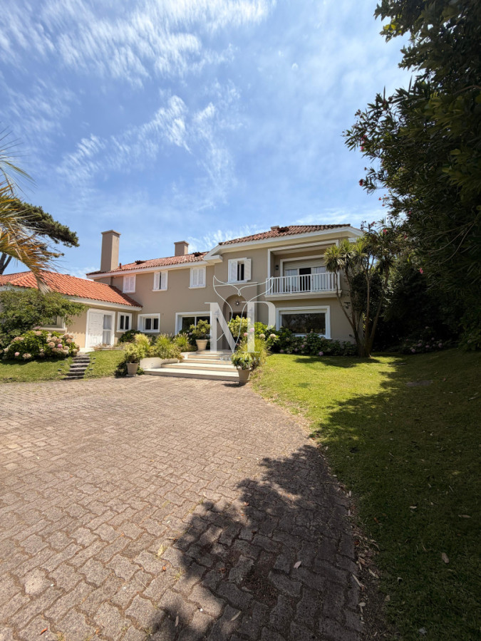 Casa ID.36 - Casa en Venta de 5 dormitorios en el Golf , Punta del este , Playa Bravav