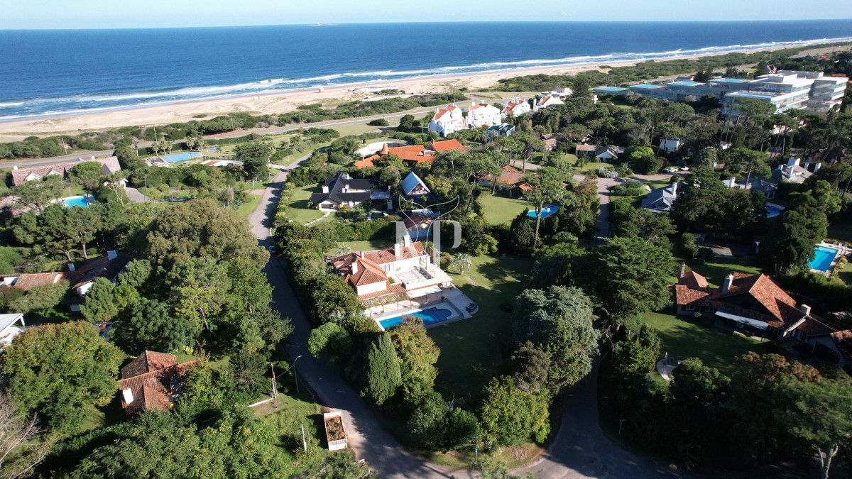 Casa ID.36 - Casa en Venta de 5 dormitorios en el Golf , Punta del este , Playa Bravav
