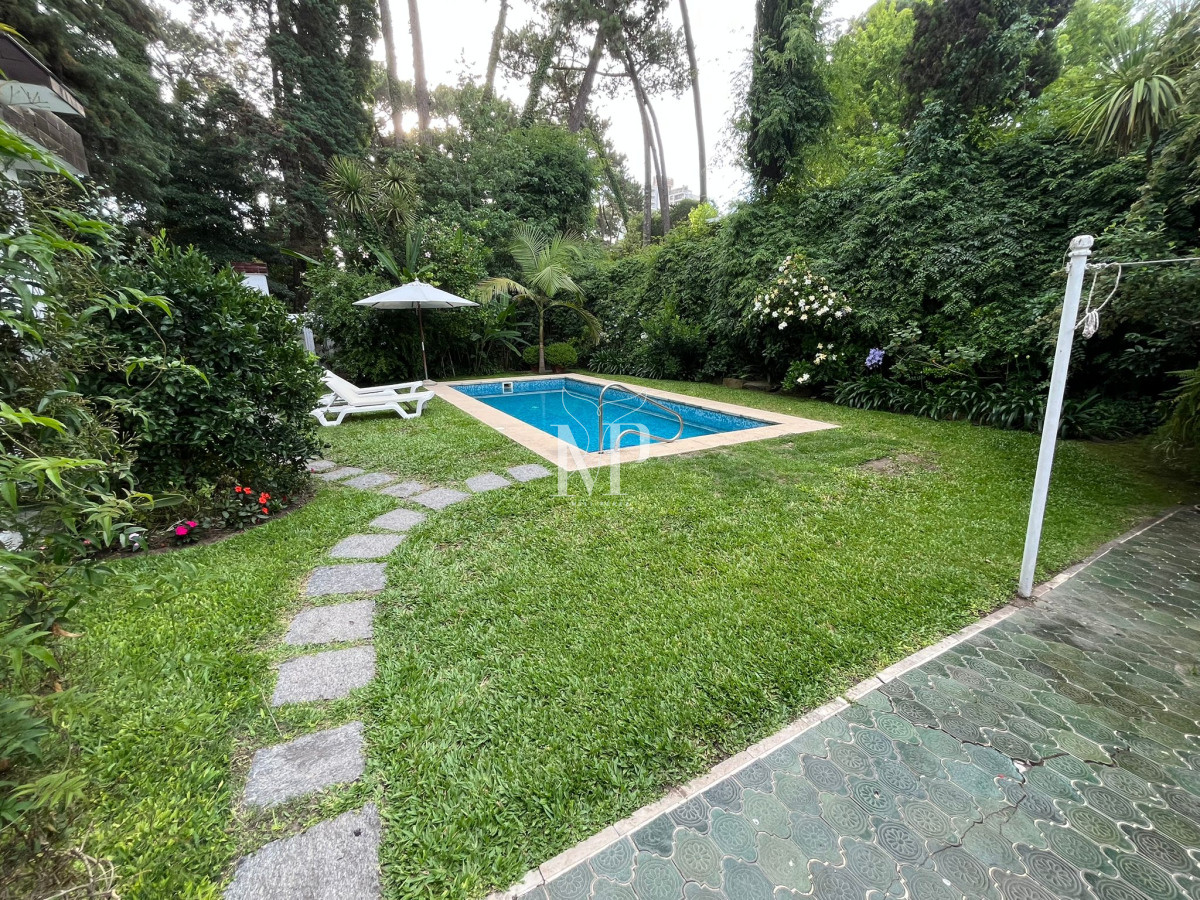 Casa ID.106 - Hermosa Casa en venta de 4 dormitorios en Cantegril, Punta del este. 