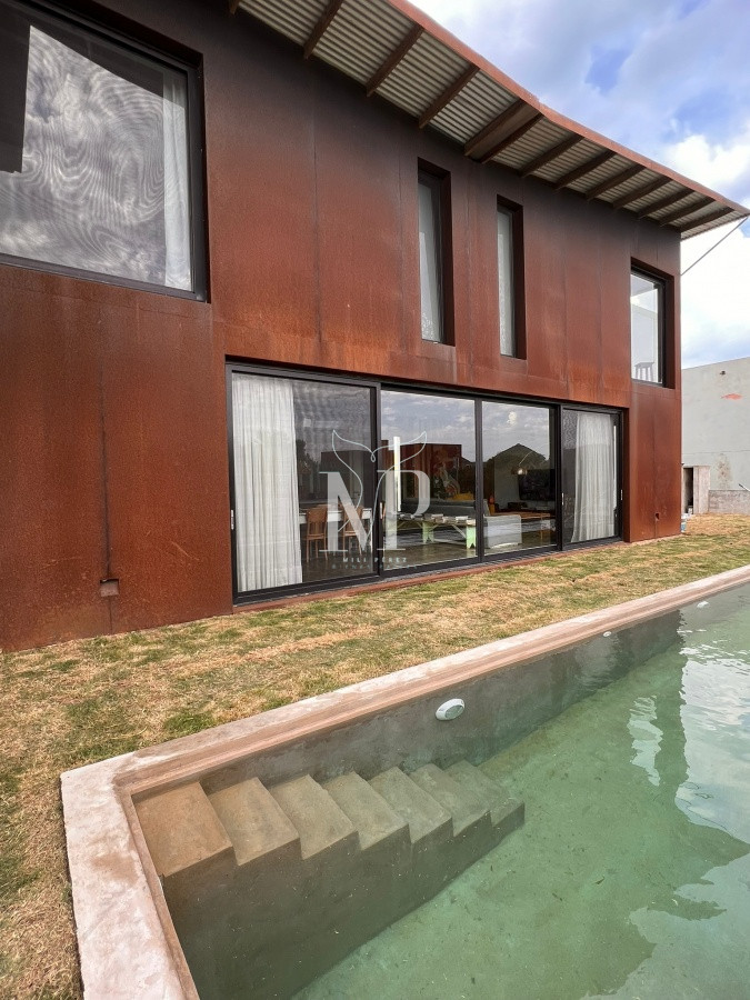 Casa ID.128 - Casa cómoda con espacios hermosos de 5 dormitorios en Punta Piedras 