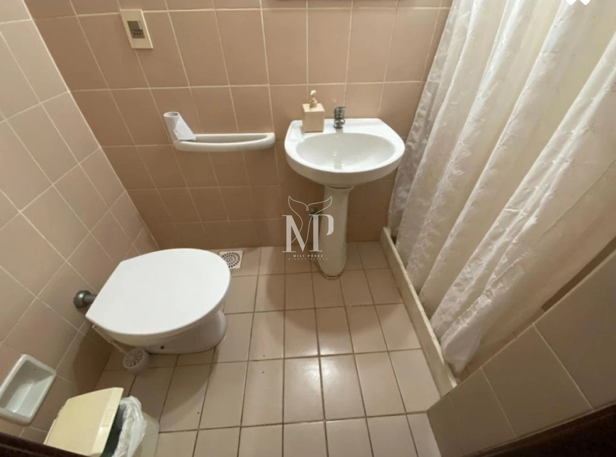 Casa ID.108 - En venta casa de 5 dormitorios, con piscina, parrillero y jardin en Lugano,Punta del Este