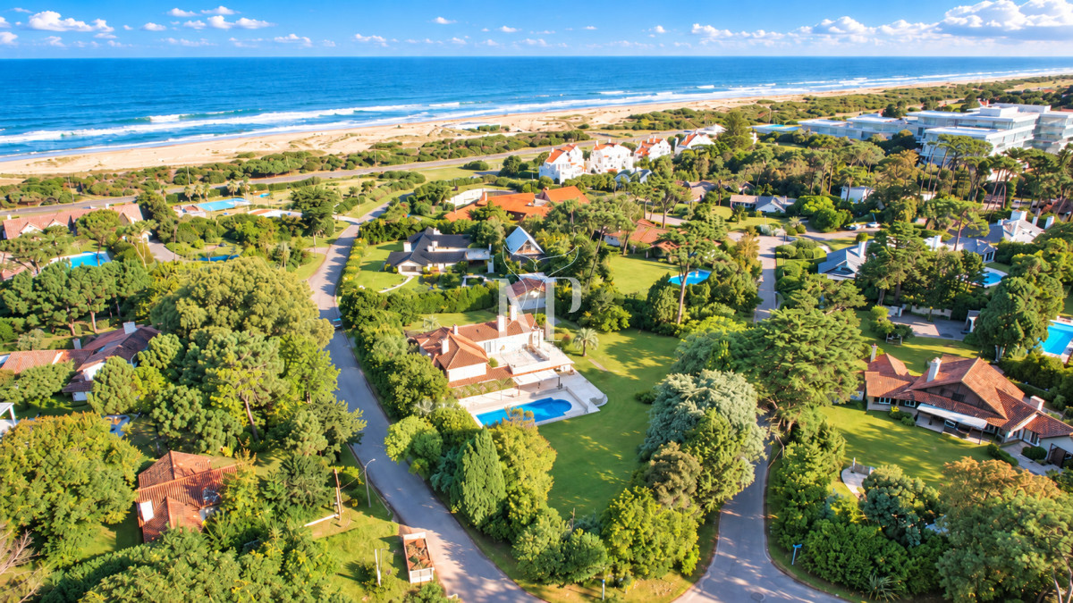 Casa ID.36 - Casa en Venta de 5 dormitorios en el Golf , Punta del este , Playa Bravav