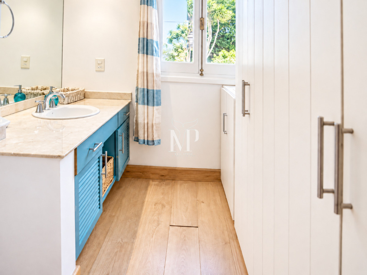 Casa ID.36 - Casa en Venta de 5 dormitorios en el Golf , Punta del este , Playa Bravav