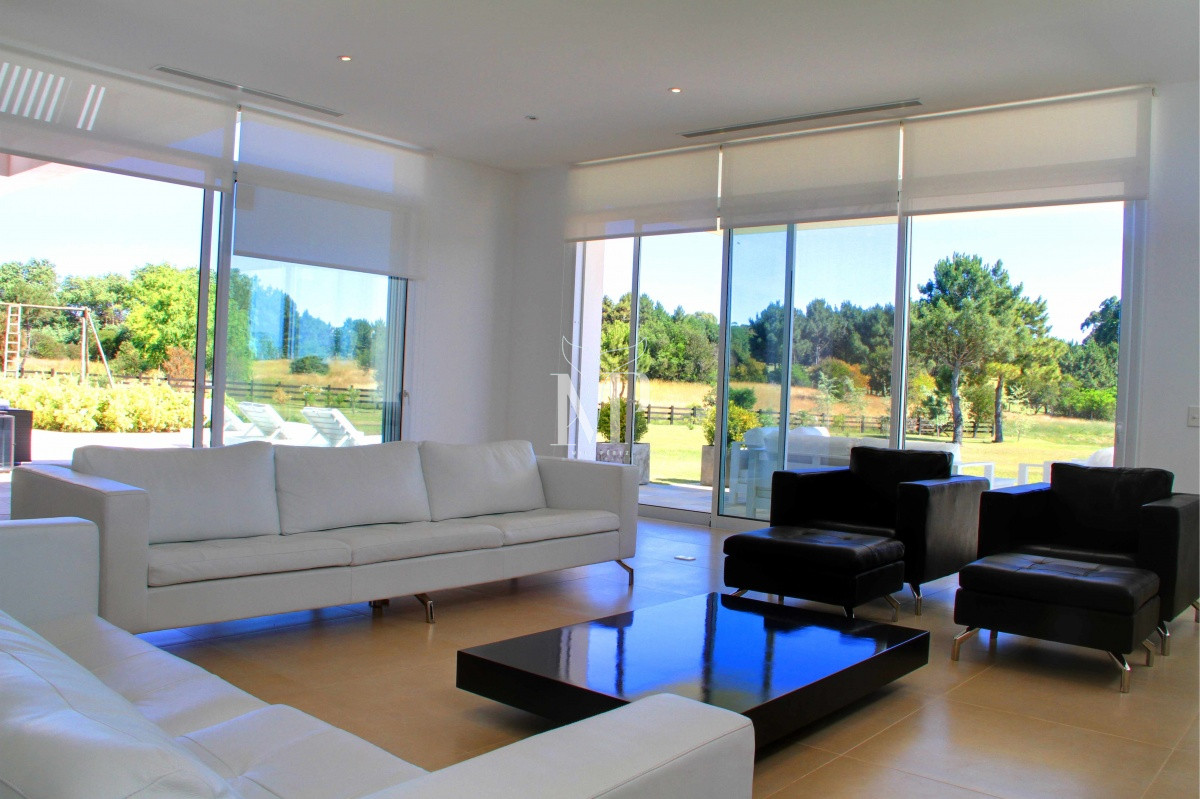 Casa ID.34 - En venta y alquiler casa en Manantiales de 5 dormitorios.