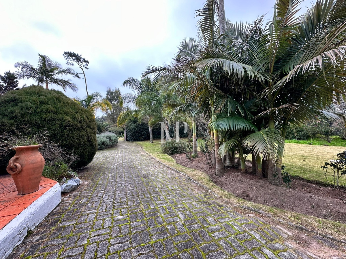 Casa ID.37 - Vende casa de 4 dormitorios con piscina y gran parque en Golf, Punta del Este