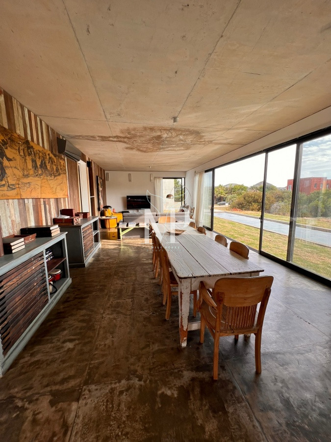 Casa ID.128 - Casa cómoda con espacios hermosos de 5 dormitorios en Punta Piedras 