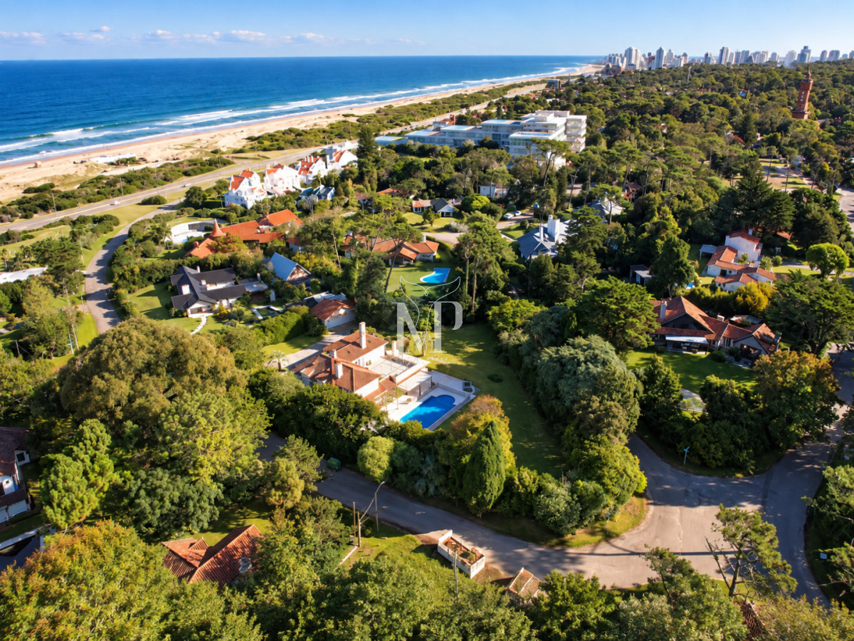 Casa ID.36 - Casa en Venta de 5 dormitorios en el Golf , Punta del este , Playa Bravav