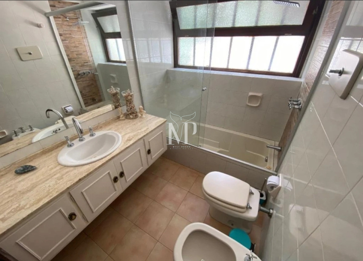 Casa ID.108 - En venta casa de 5 dormitorios, con piscina, parrillero y jardin en Lugano,Punta del Este