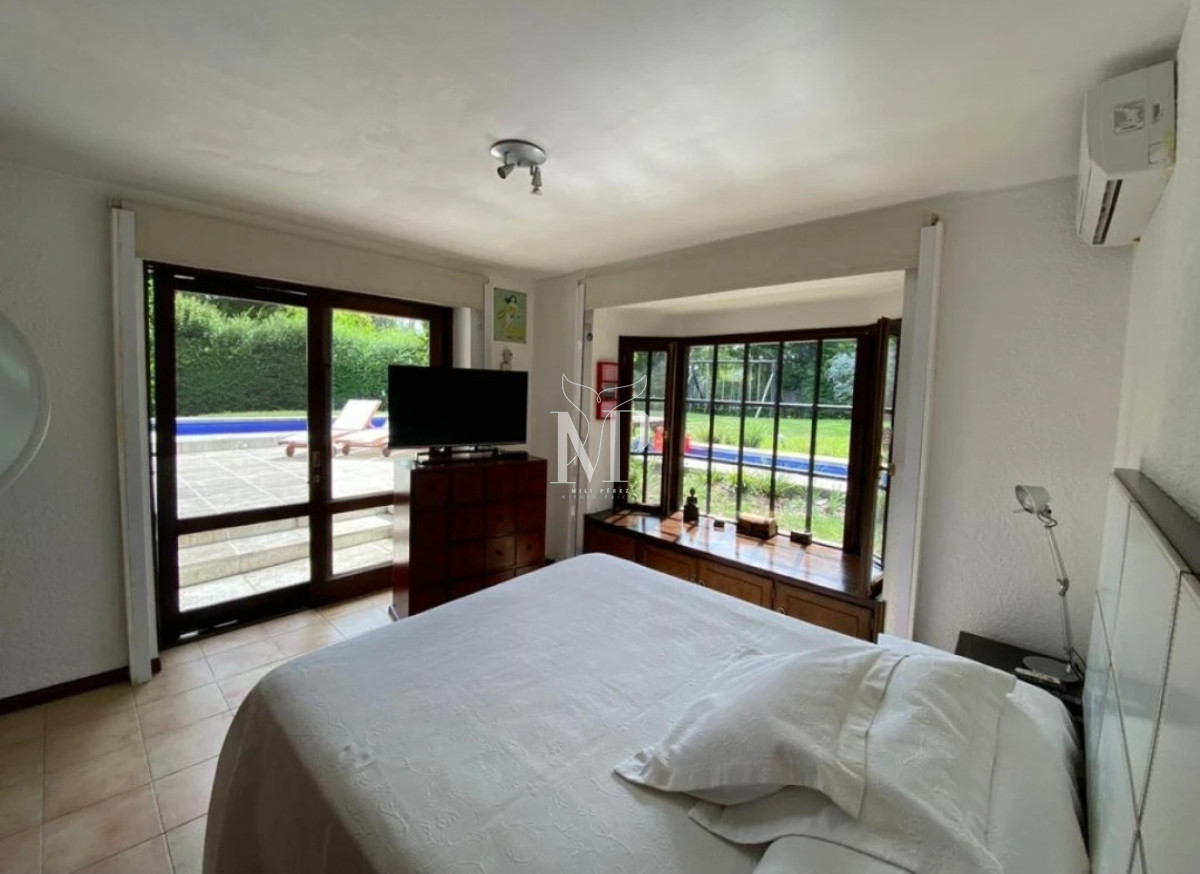 Casa ID.108 - En venta casa de 5 dormitorios, con piscina, parrillero y jardin en Lugano,Punta del Este