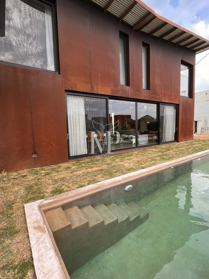 Casa ID.128 - Casa cómoda con espacios hermosos de 5 dormitorios en Punta Piedras 