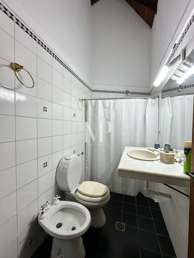 Casa ID.37 - Vende casa de 4 dormitorios con piscina y gran parque en Golf, Punta del Este