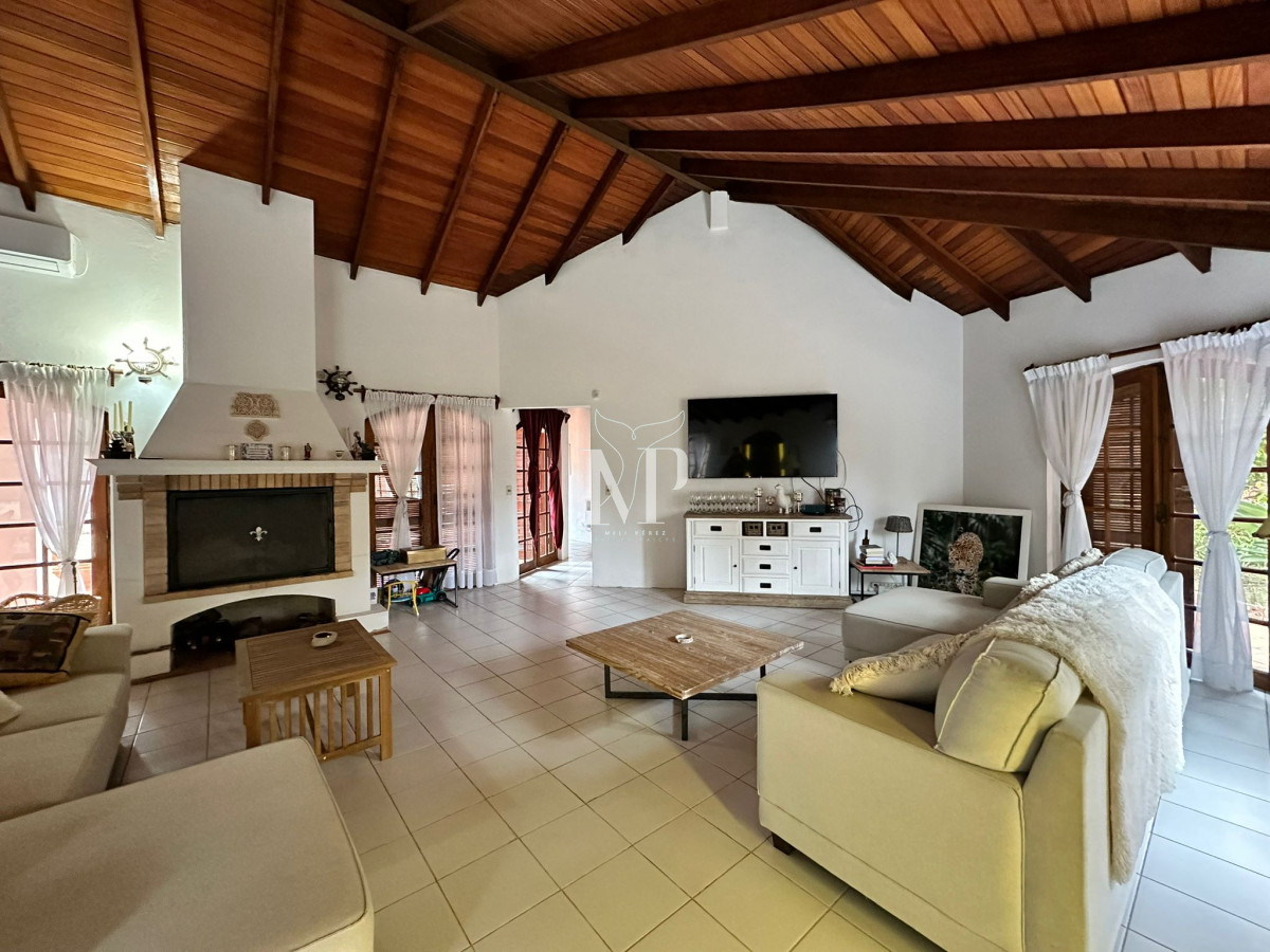 Casa ID.37 - Vende casa de 4 dormitorios con piscina y gran parque en Golf, Punta del Este