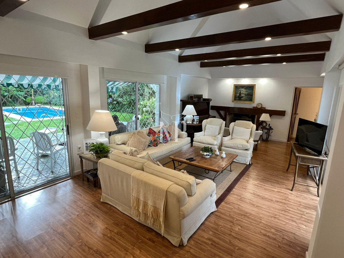 Casa ID.106 - Hermosa Casa en venta de 4 dormitorios en Cantegril, Punta del este. 