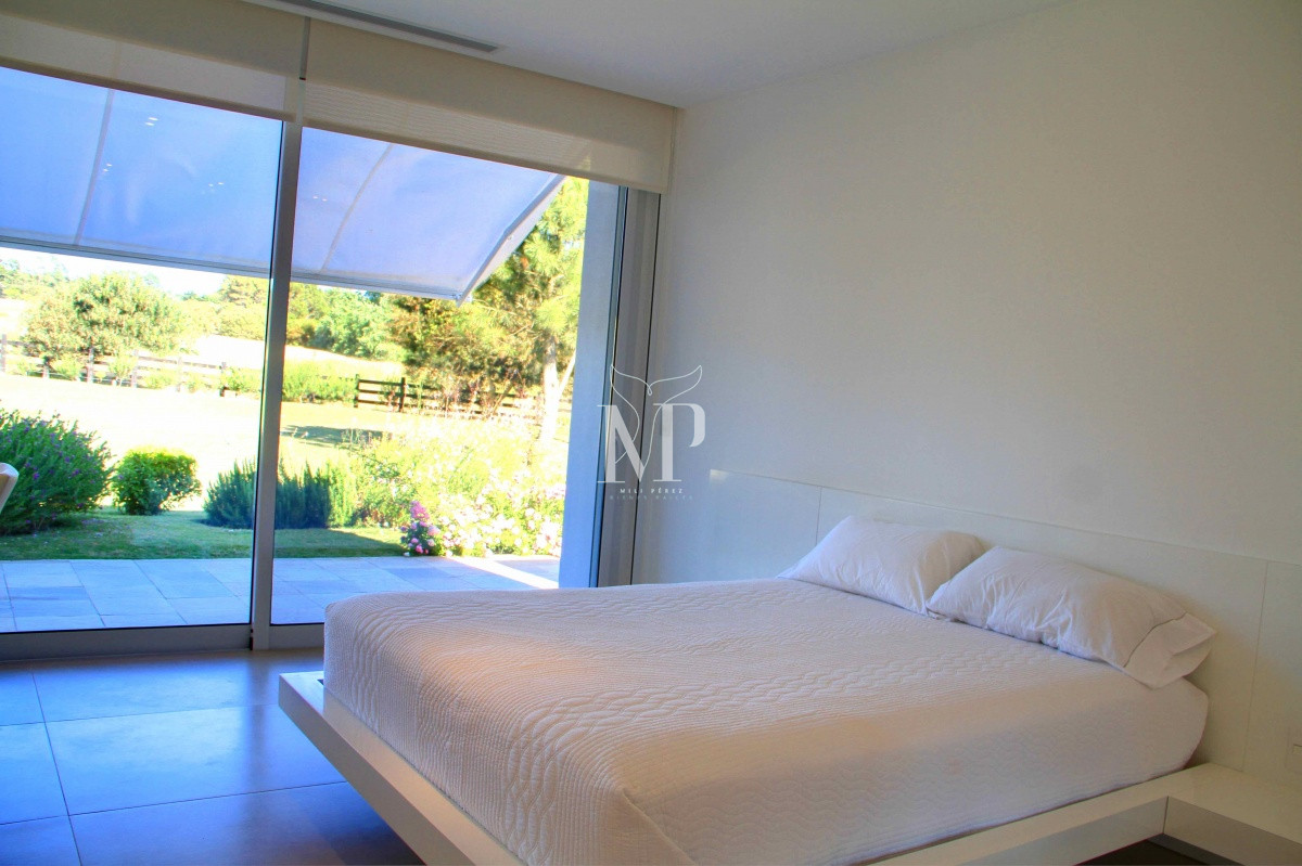 Casa ID.34 - En venta y alquiler casa en Manantiales de 5 dormitorios.