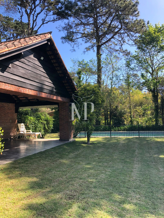 Casa ID.116 - En venta casa en Punta del Este de 3 dormitorios en suite y amplios espacios exteriores 