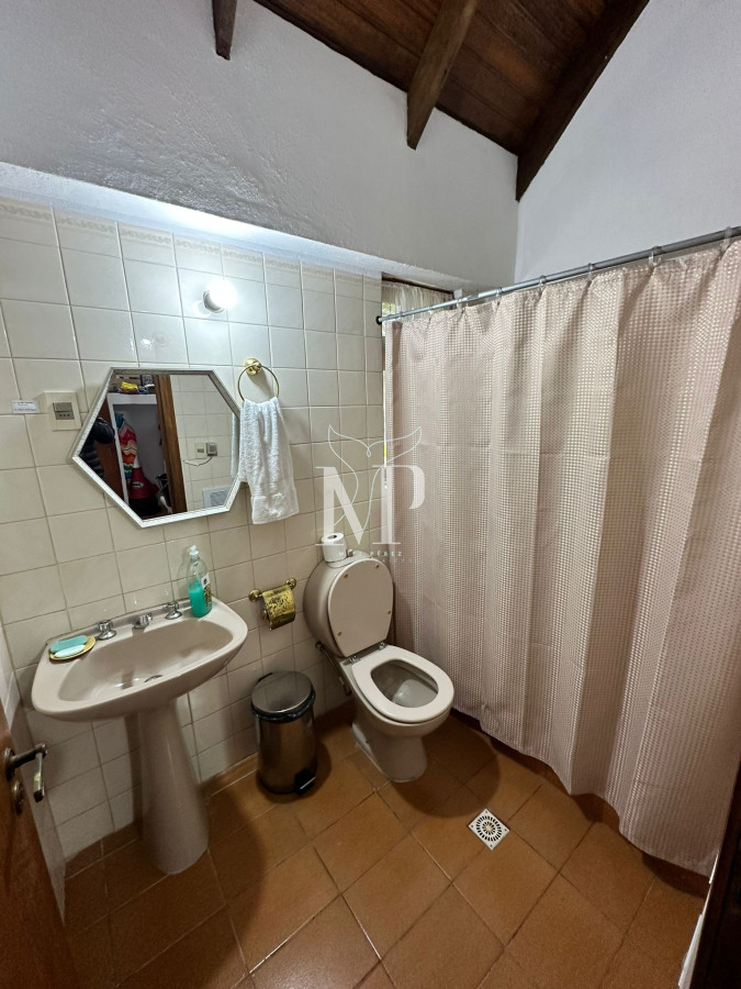 Casa ID.37 - Vende casa de 4 dormitorios con piscina y gran parque en Golf, Punta del Este