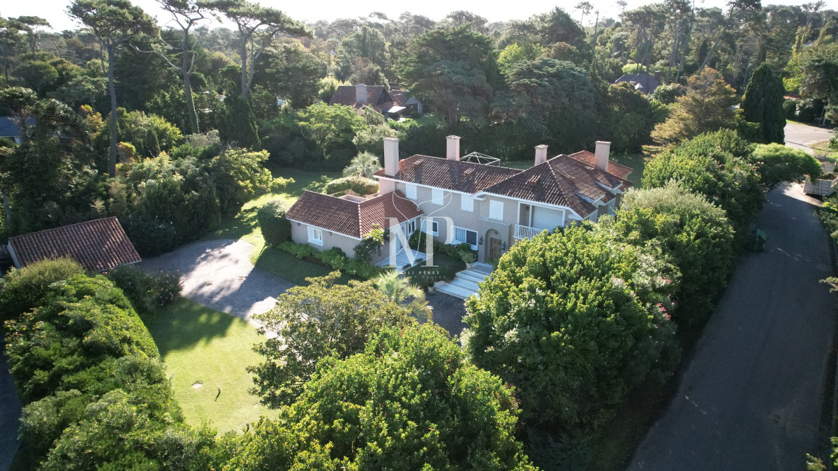Casa ID.36 - Casa en Venta de 5 dormitorios en el Golf , Punta del este , Playa Bravav