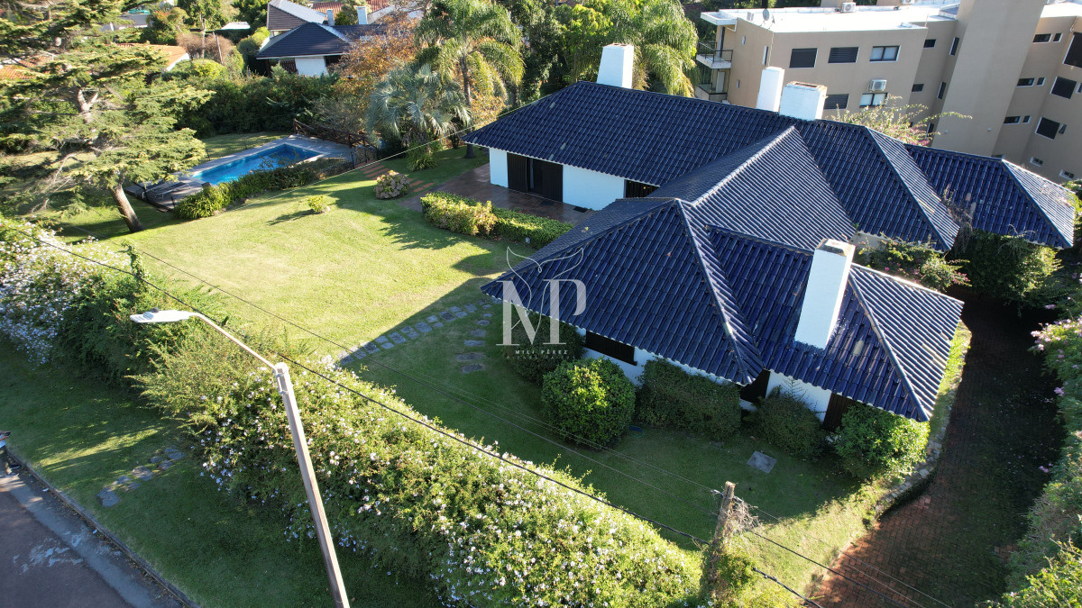 Casa ID.31 - Espectacular casa en Playa Mansa, a metros del mar. Punta del Este