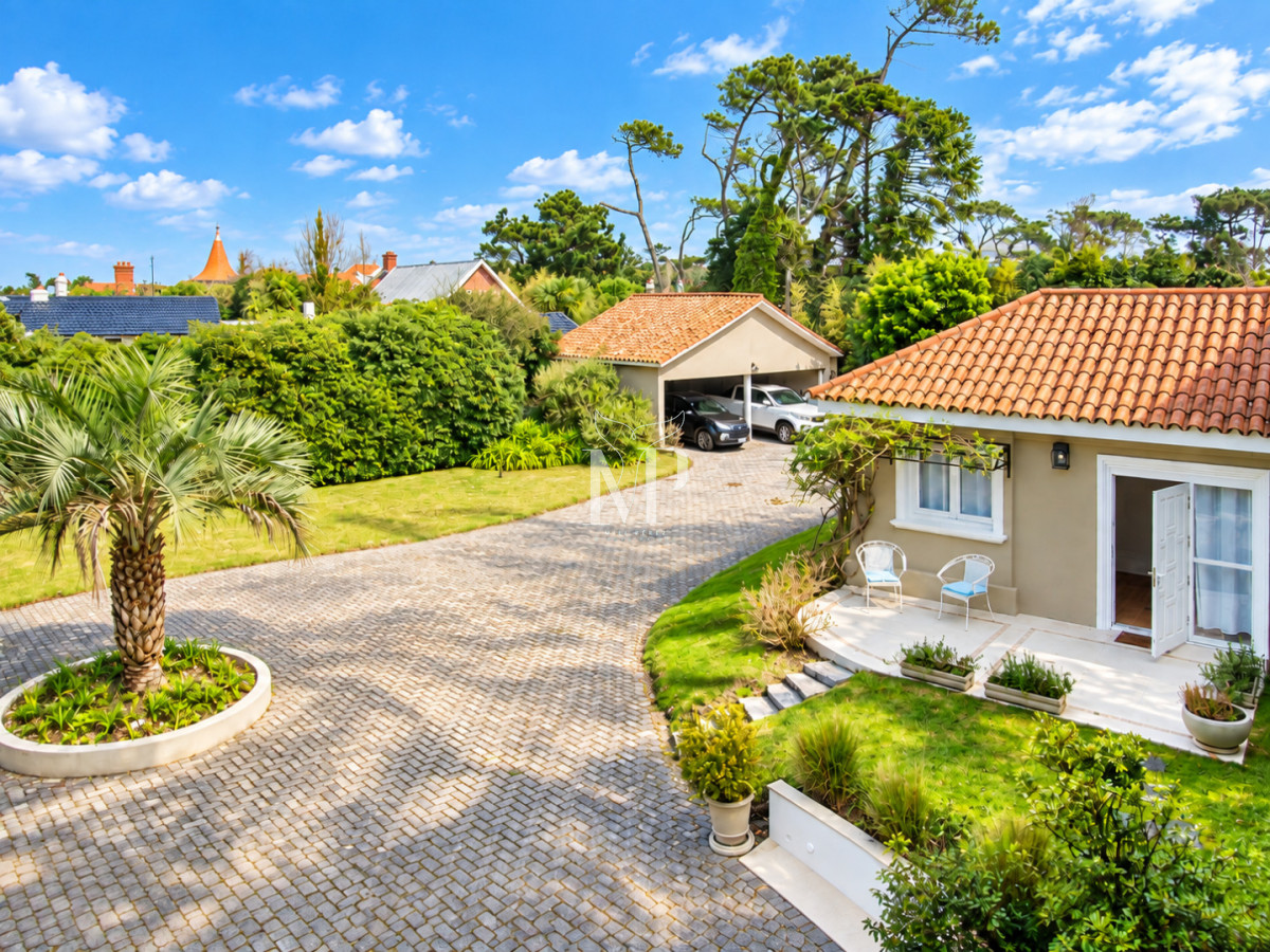 Casa ID.36 - Casa en Venta de 5 dormitorios en el Golf , Punta del este , Playa Bravav