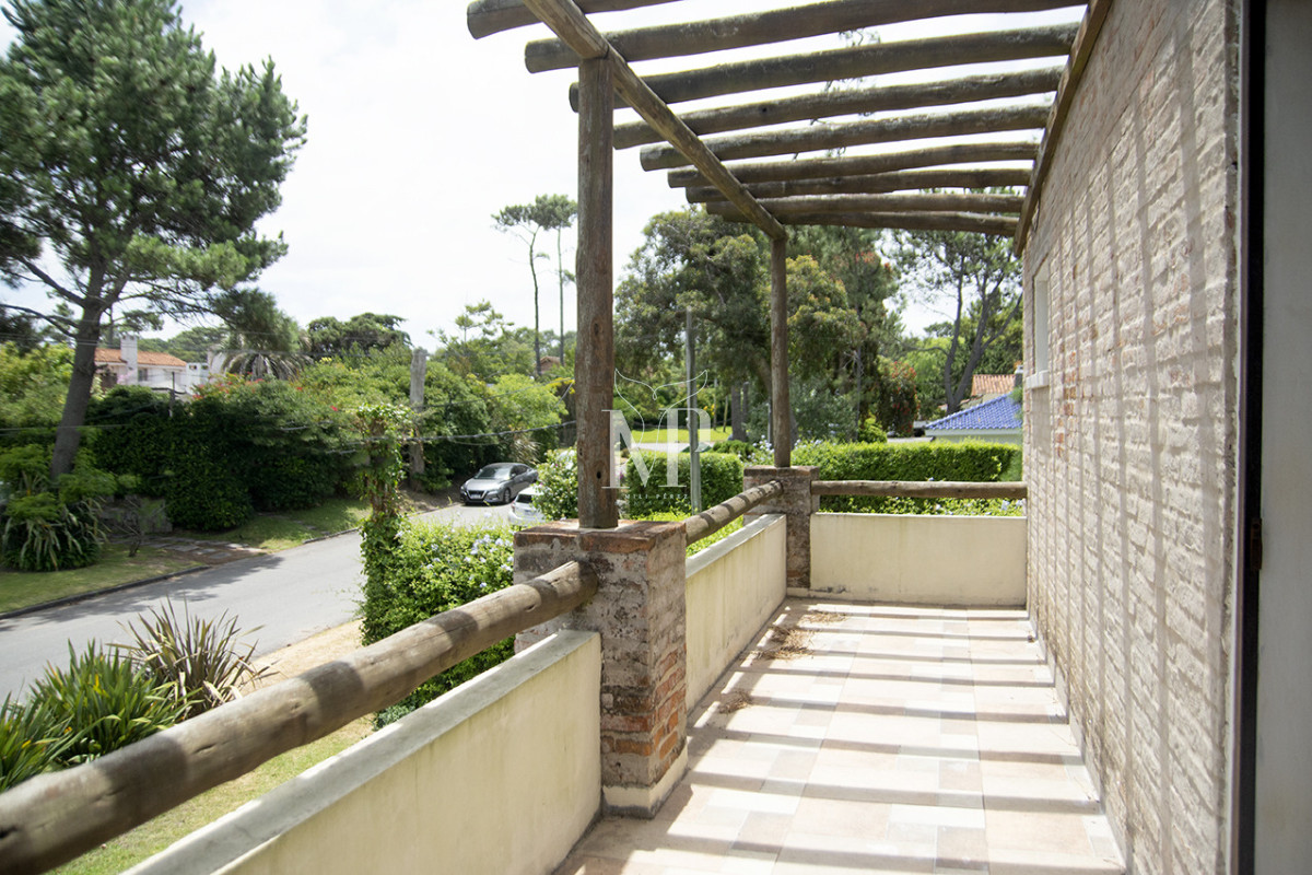 Casa ID.185 - Excelente chalet de 5 dormitorios en venta a pasos de Playa Mansa Punta del Este