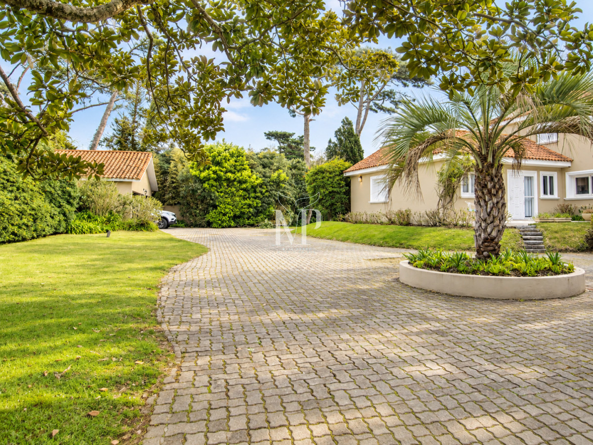 Casa ID.36 - Casa en Venta de 5 dormitorios en el Golf , Punta del este , Playa Bravav