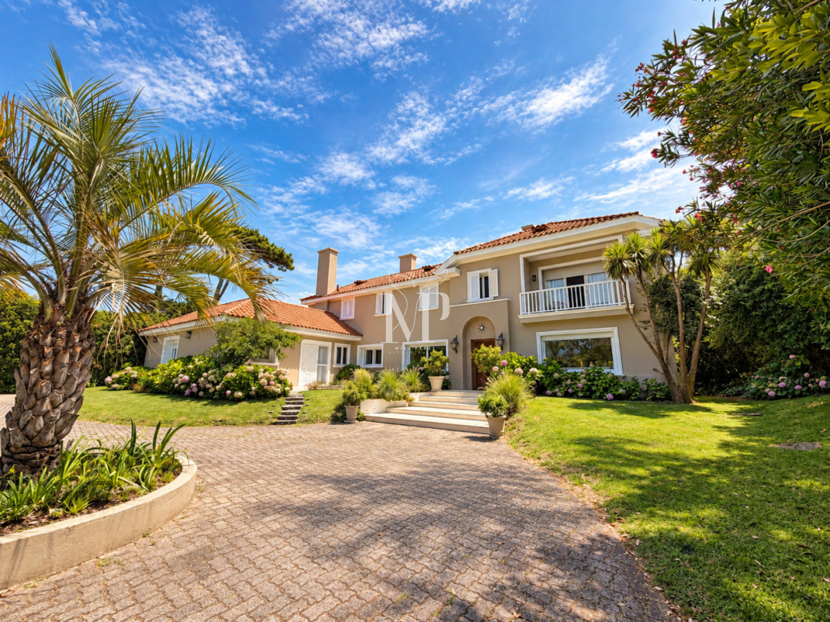 Casa ID.36 - Casa en Venta de 5 dormitorios en el Golf , Punta del este , Playa Bravav