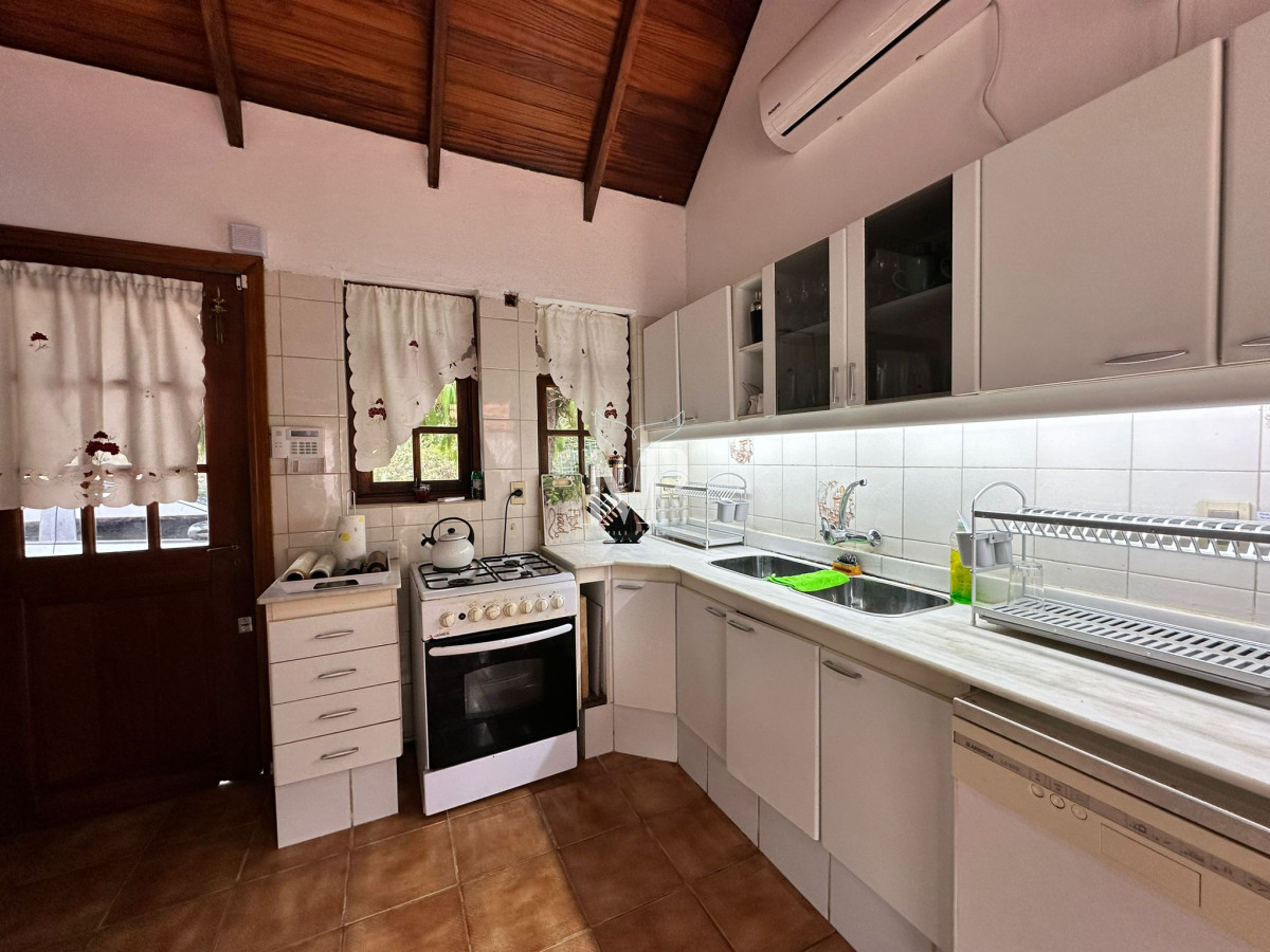 Casa ID.37 - Vende casa de 4 dormitorios con piscina y gran parque en Golf, Punta del Este