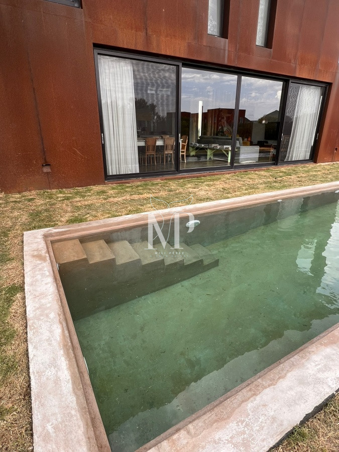 Casa ID.128 - Casa cómoda con espacios hermosos de 5 dormitorios en Punta Piedras 