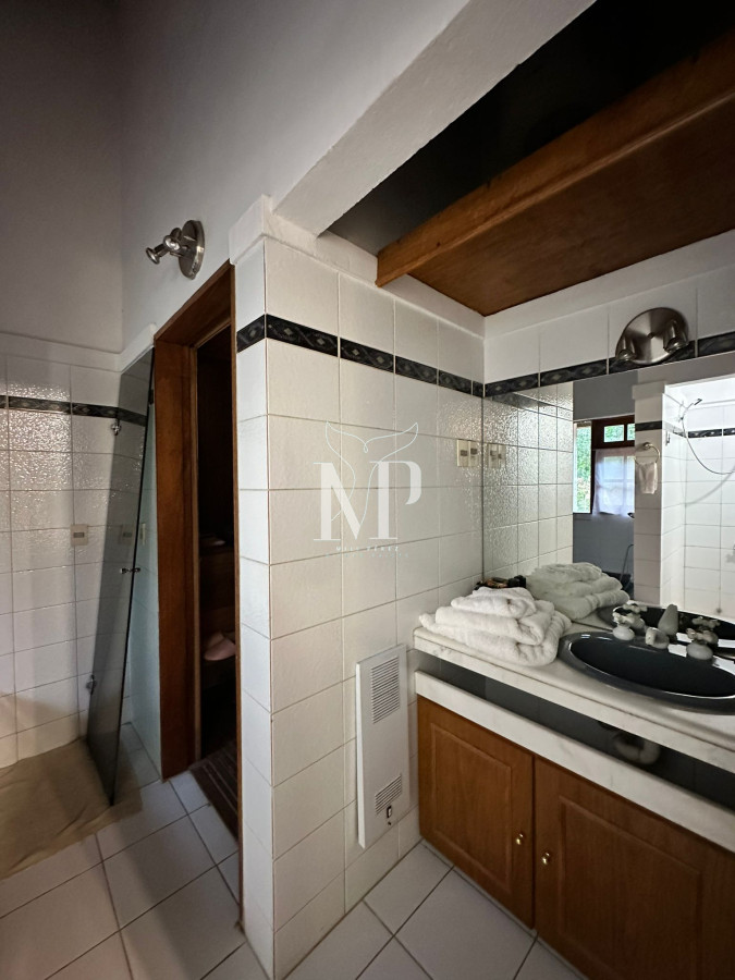 Casa ID.37 - Vende casa de 4 dormitorios con piscina y gran parque en Golf, Punta del Este