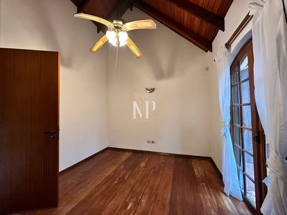 Casa ID.37 - Vende casa de 4 dormitorios con piscina y gran parque en Golf, Punta del Este