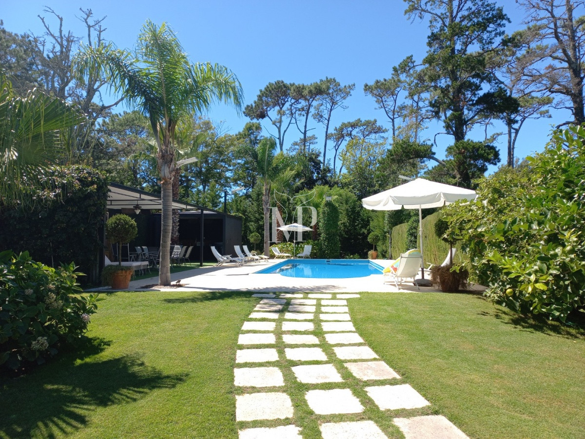 Casa ID.90 - Hersomo Chalet de 5 dormitorios en venta en zona residencial