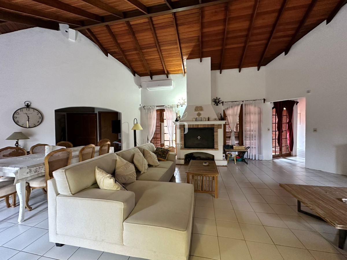 Casa ID.37 - Vende casa de 4 dormitorios con piscina y gran parque en Golf, Punta del Este