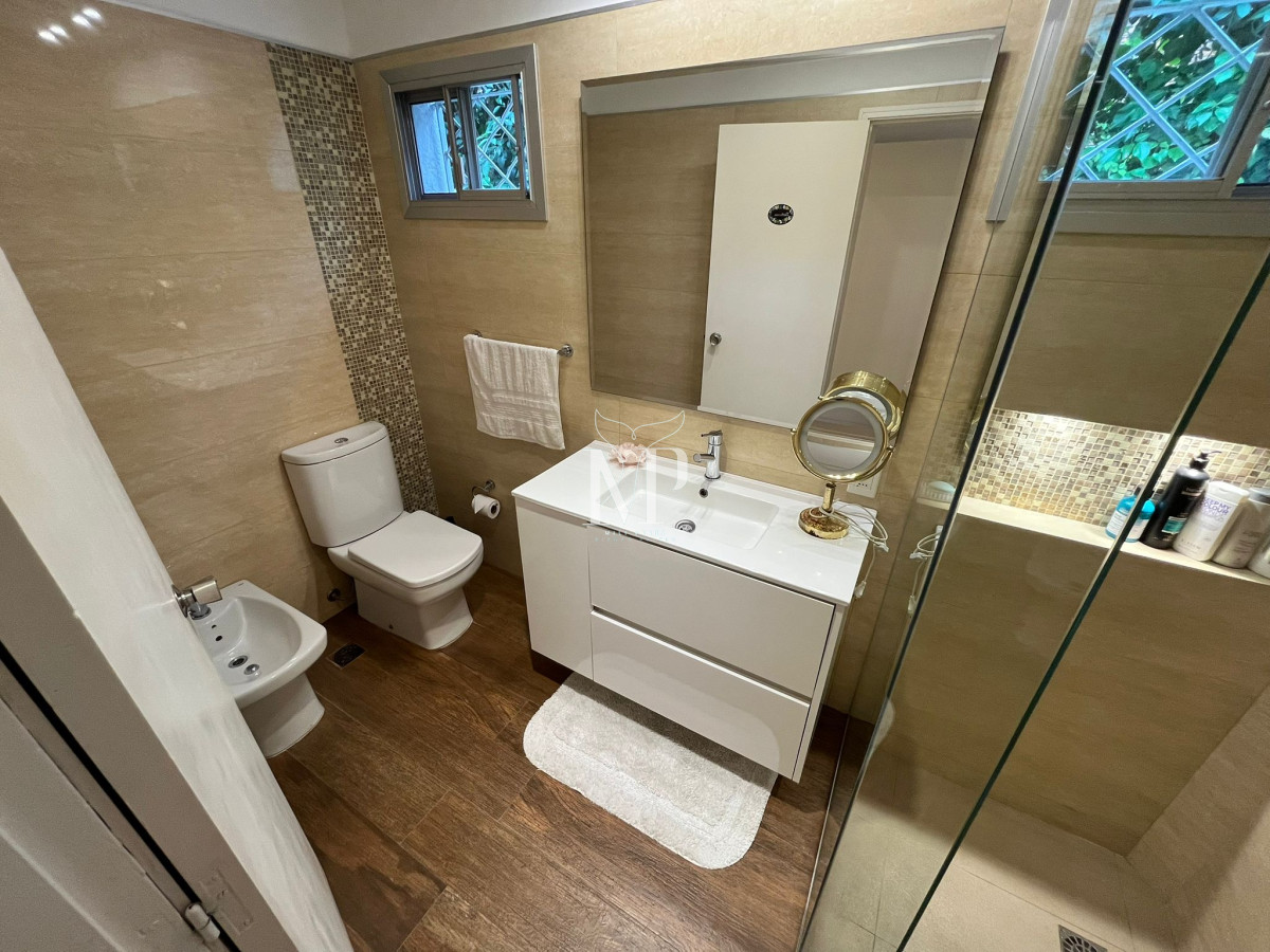 Casa ID.106 - Hermosa Casa en venta de 4 dormitorios en Cantegril, Punta del este. 