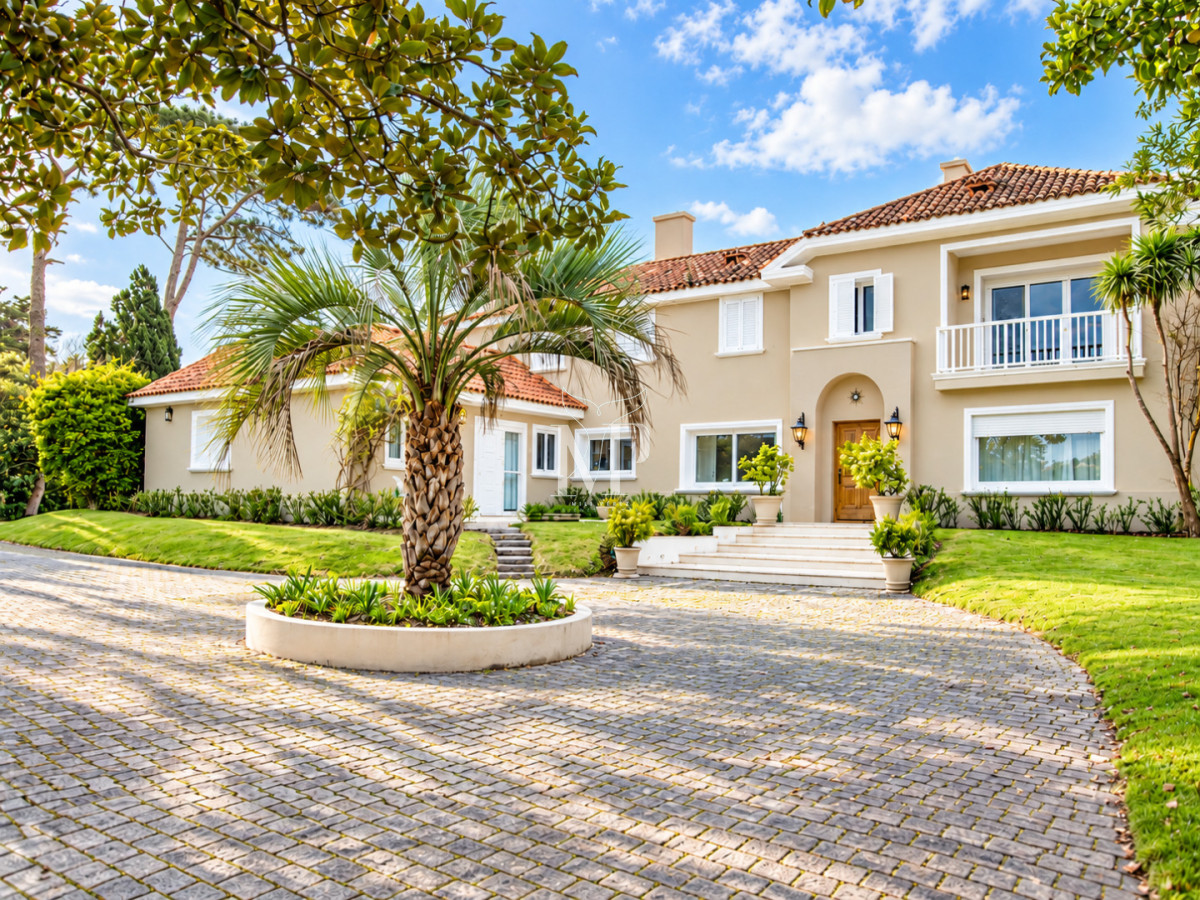Casa ID.36 - Casa en Venta de 5 dormitorios en el Golf , Punta del este , Playa Bravav
