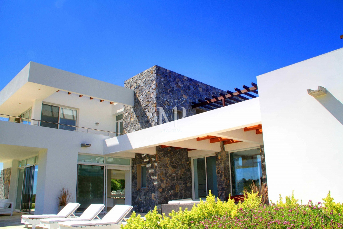 Casa ID.34 - En venta y alquiler casa en Manantiales de 5 dormitorios.