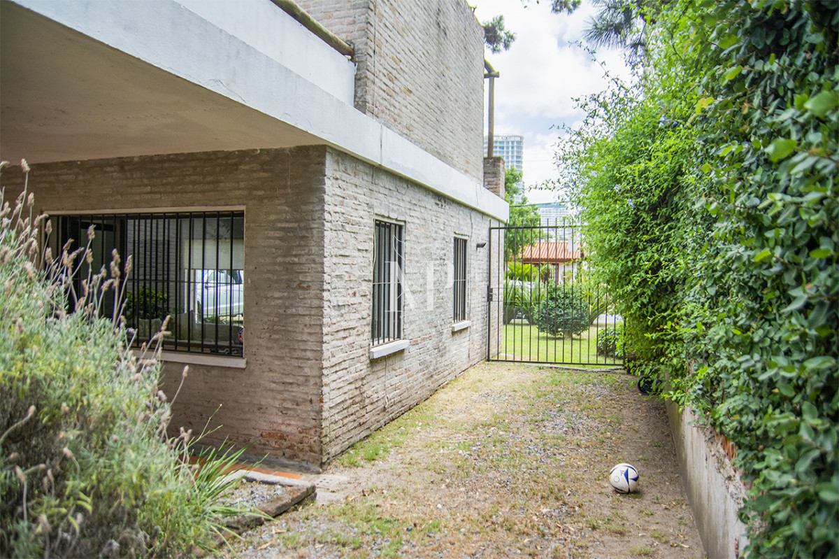Casa ID.185 - Excelente chalet de 5 dormitorios en venta a pasos de Playa Mansa Punta del Este