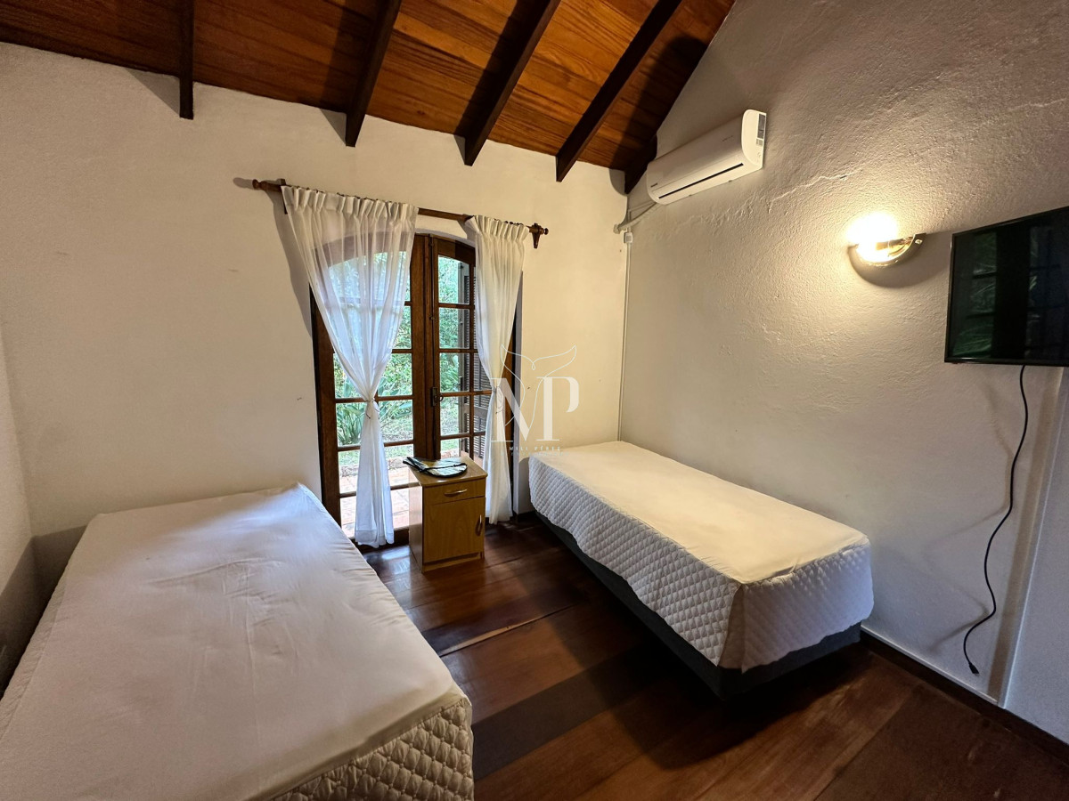 Casa ID.37 - Vende casa de 4 dormitorios con piscina y gran parque en Golf, Punta del Este