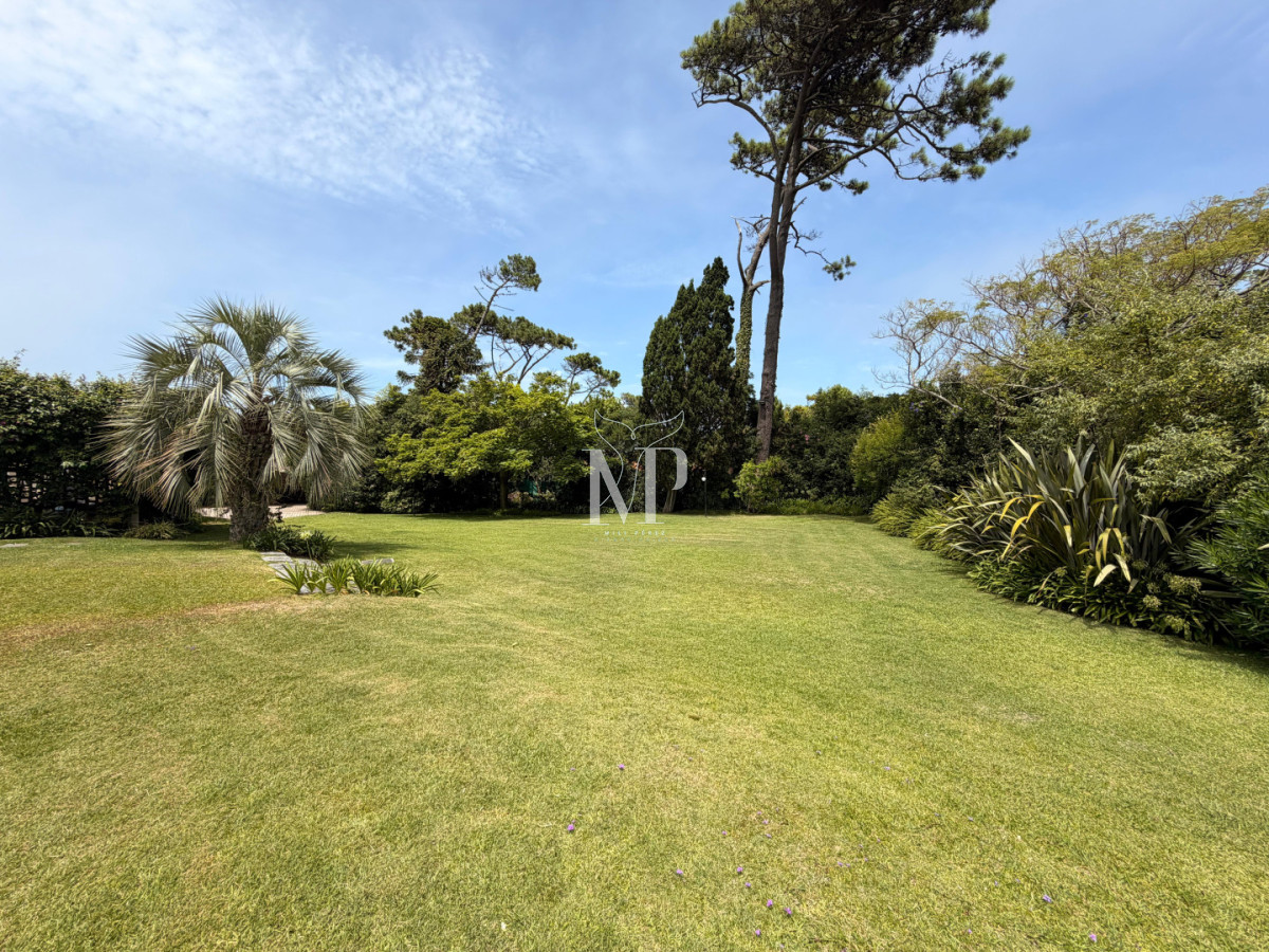 Casa ID.36 - Casa en Venta de 5 dormitorios en el Golf , Punta del este , Playa Bravav