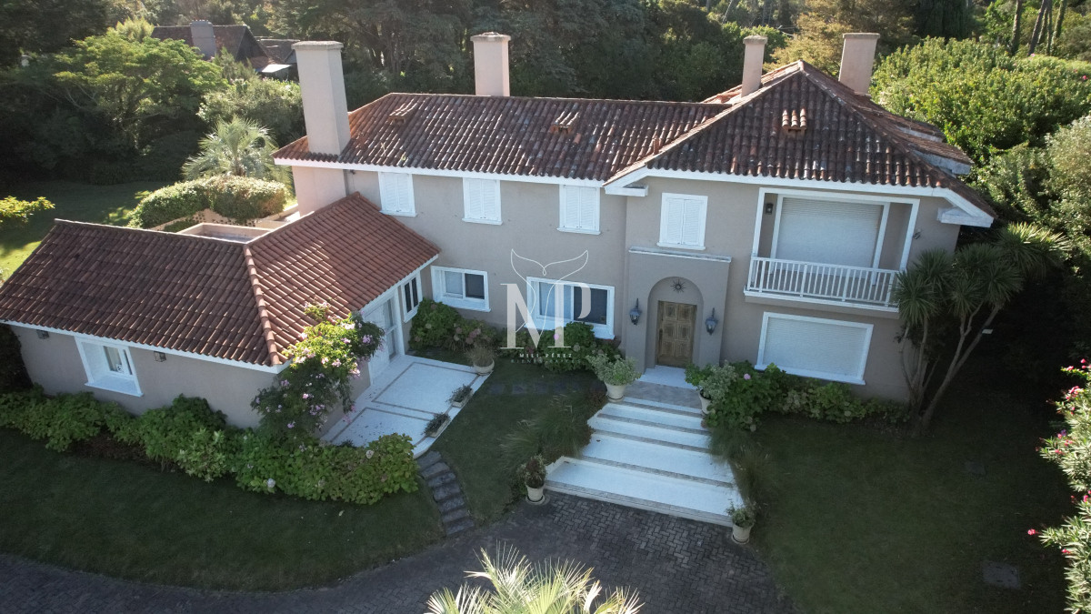 Casa ID.36 - Casa en Venta de 5 dormitorios en el Golf , Punta del este , Playa Bravav
