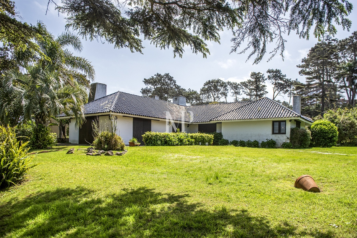 Casa ID.31 - Espectacular casa en Playa Mansa, a metros del mar. Punta del Este