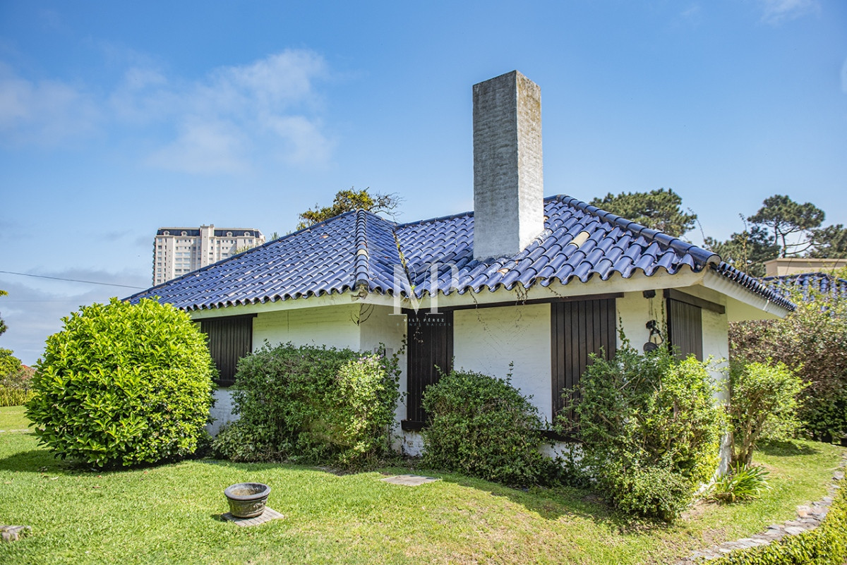 Casa ID.31 - Espectacular casa en Playa Mansa, a metros del mar. Punta del Este