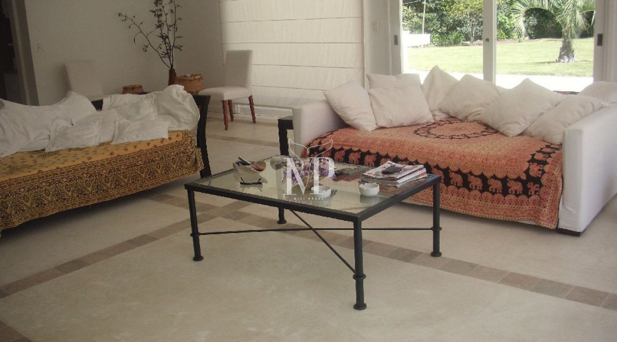 Casa ID.36 - Casa en Venta de 5 dormitorios en el Golf , Punta del este , Playa Bravav