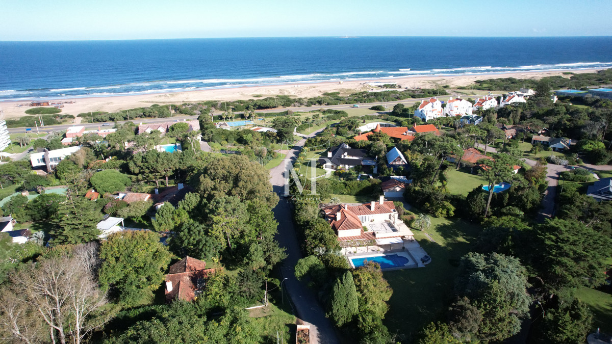 Casa ID.36 - Casa en Venta de 5 dormitorios en el Golf , Punta del este , Playa Bravav