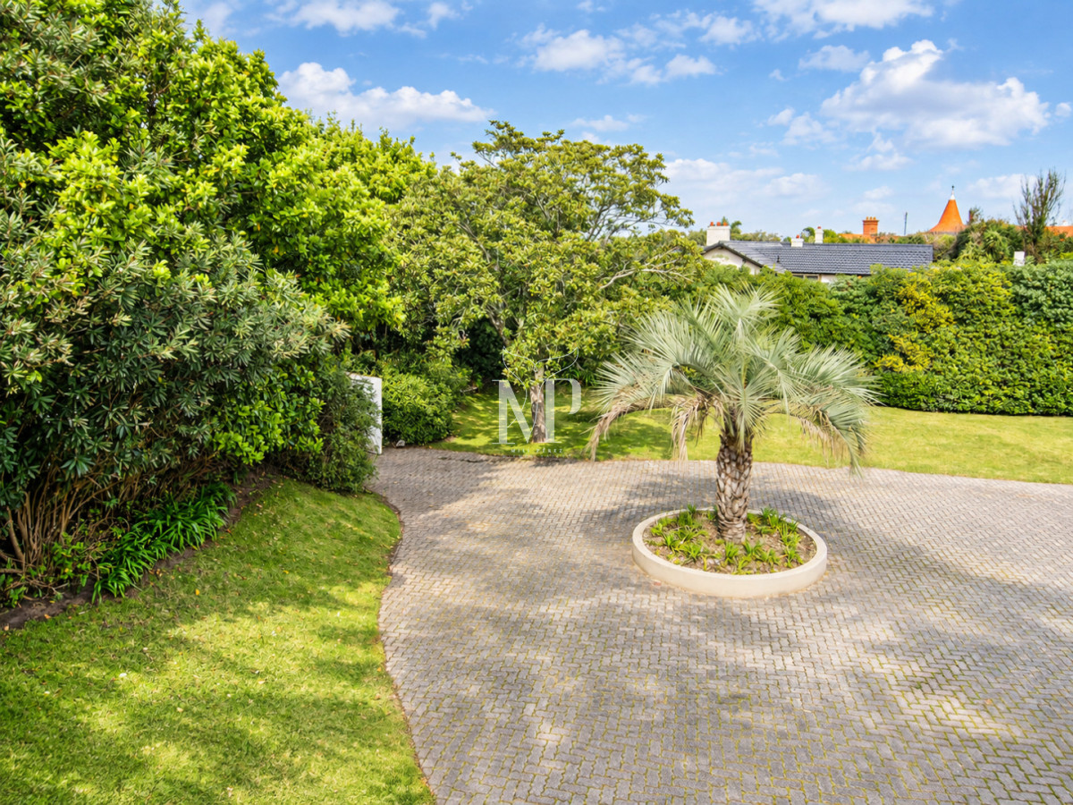Casa ID.36 - Casa en Venta de 5 dormitorios en el Golf , Punta del este , Playa Bravav