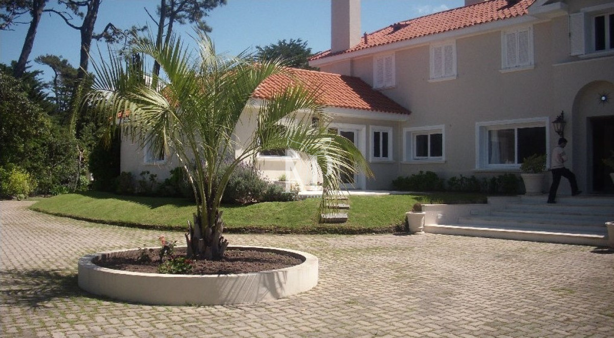 Casa ID.36 - Casa en Venta de 5 dormitorios en el Golf , Punta del este , Playa Bravav