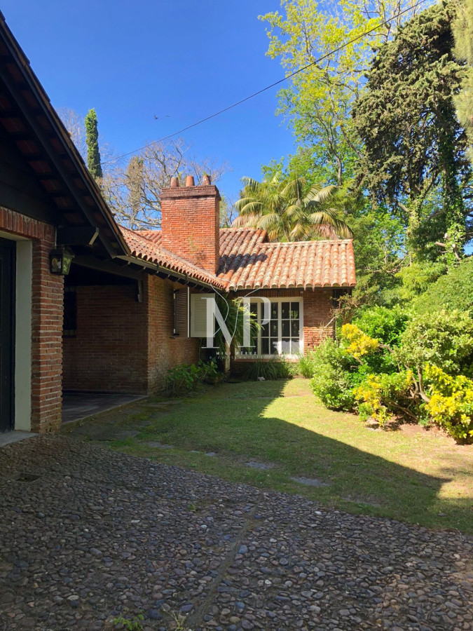 Casa ID.116 - En venta casa en Punta del Este de 3 dormitorios en suite y amplios espacios exteriores 