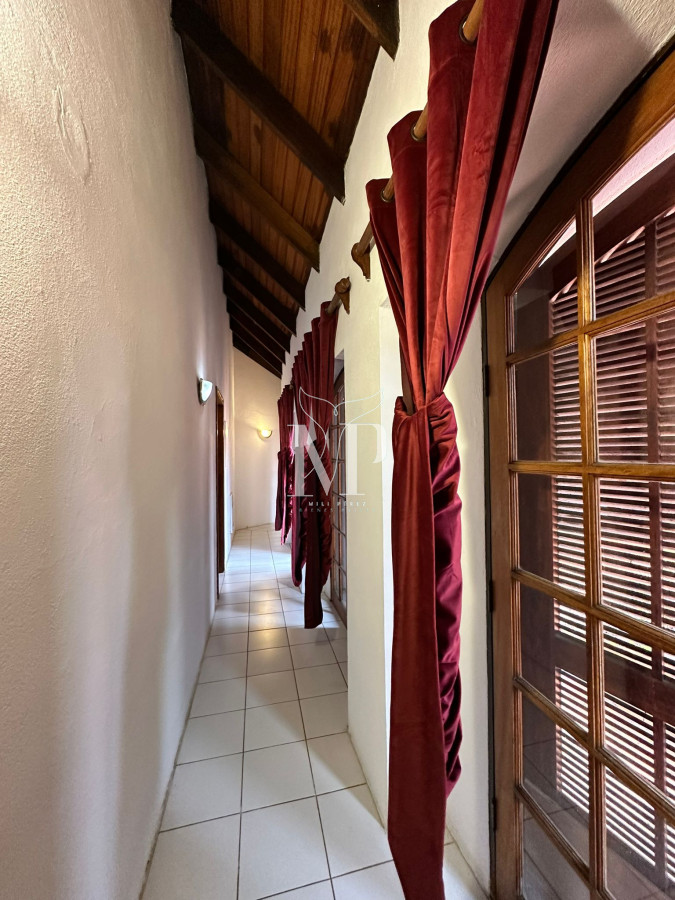 Casa ID.37 - Vende casa de 4 dormitorios con piscina y gran parque en Golf, Punta del Este