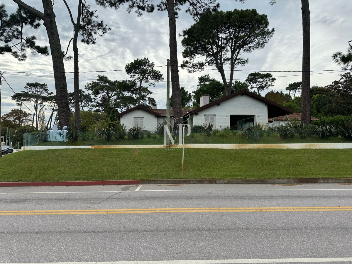 Casa ID.68 - Casa ideal para clinica privada, zona comercial, Punta del Este