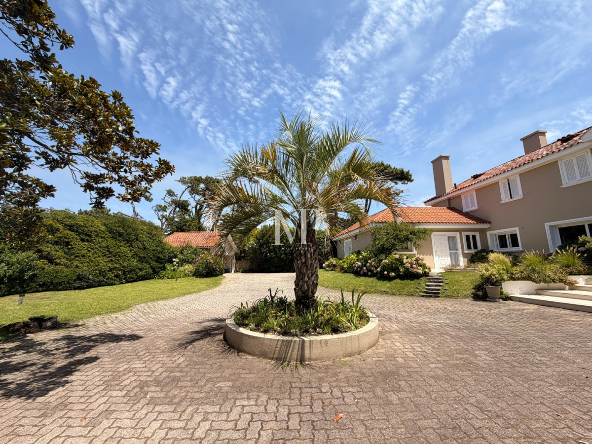 Casa ID.36 - Casa en Venta de 5 dormitorios en el Golf , Punta del este , Playa Bravav