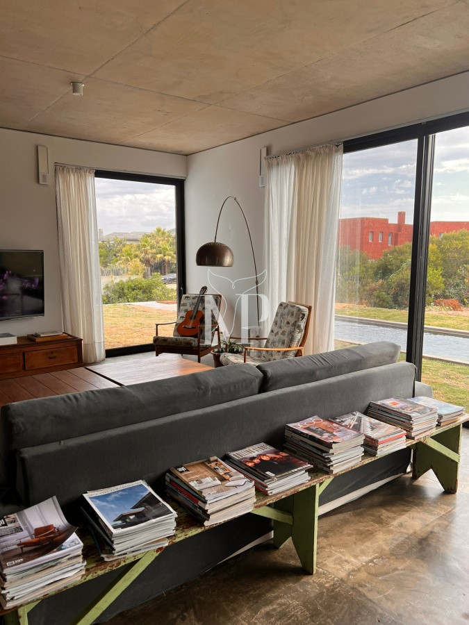 Casa ID.128 - Casa cómoda con espacios hermosos de 5 dormitorios en Punta Piedras 